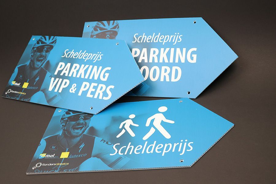 bedrukte kanaalplaat borden als pijlen voor de Scheldeprijs in Mol